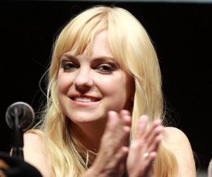 Anna Faris Biography, Birthday. Awards & Facts About Anna Faris