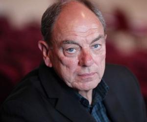 Alun Armstrong