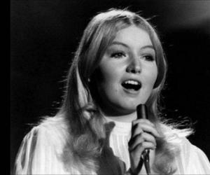 Mary Hopkin Biography, Birthday. Awards & Facts About Mary Hopkin