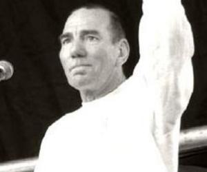 Pete Postlethwaite