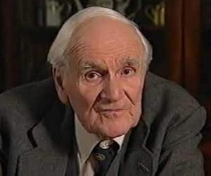 Desmond Llewelyn